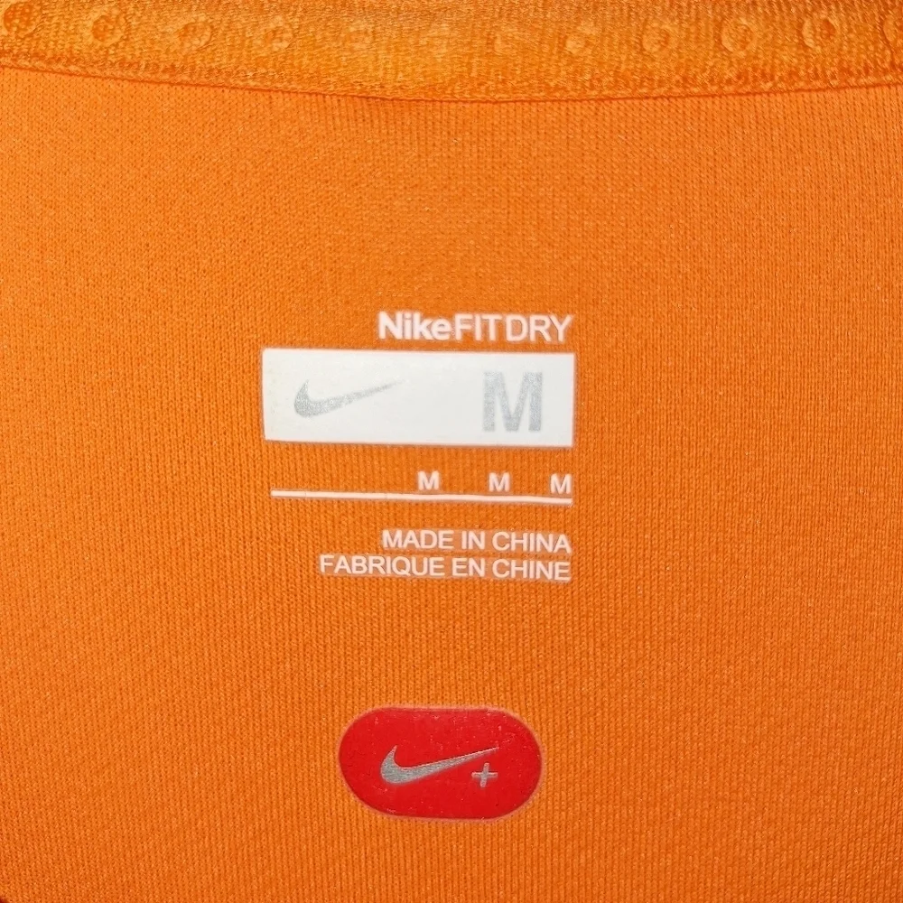 A Nike FitDry short sleeve t-shirt in a men's size medium. EUC.